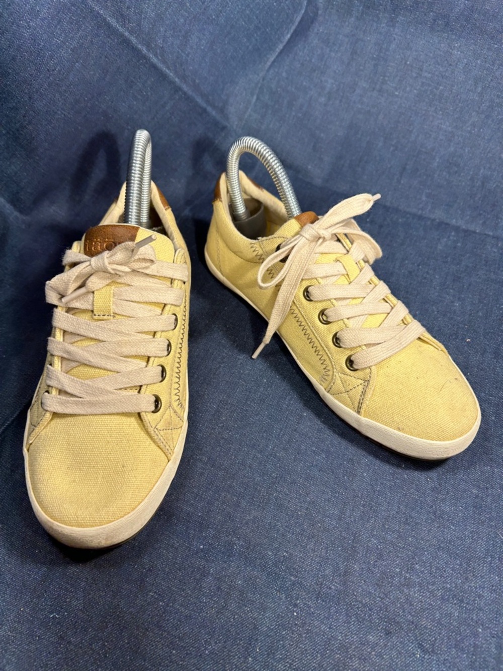 Taos almost NEW canvas lace up sneakers